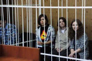Nadejda Tolokonnikova (g), Ekaterina Samoutsevitch (c) et Maria Alekhina, du groupe Pussy Riot, à leur procès le 23 juillet 2012 à Moscou