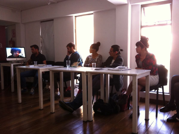 Rubén Ramos Nogueira, embajador de Teatron en funciones virtuales con los asistentes al taller Morir en el intento de PLAYdramaturgia en el Centro Cultural de España en La Paz, Bolivia