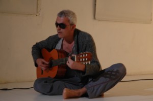 Mauricio González en "Tres personas, todos los cuerpos" Mauricio González en "Tres personas, todos los cuerpos"