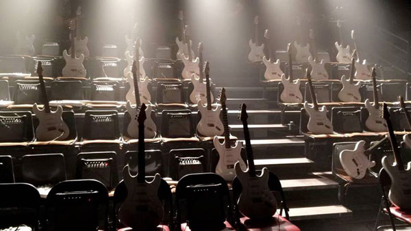 Las guitarras del público en Anarchy de Societat Doctor Alonso