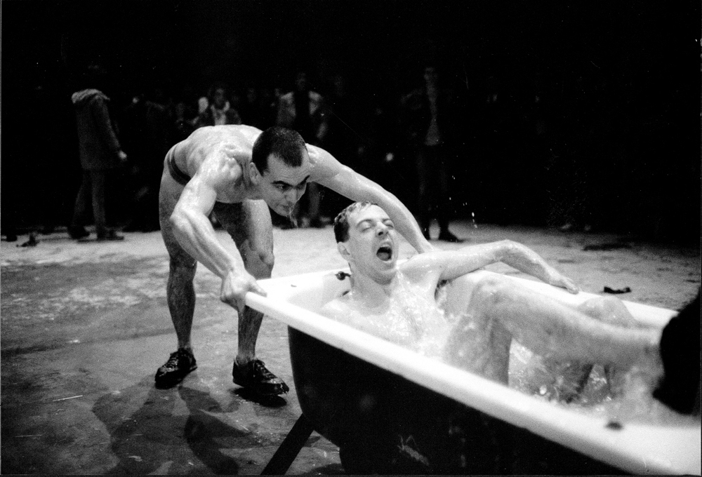 21La_Fura_dels_Baus_Suz_o_Suz_1985_Ulele_scene