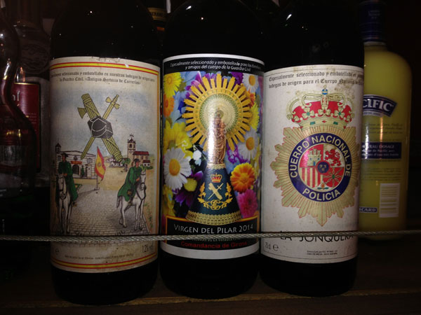 Botellas de vino en un bar de la Jonquera