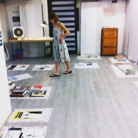 Anna Pahissa en la librería Múltiplos