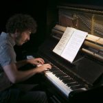 Silencio en la zona cero ... El pianista Rubén Ramos detuvo el tiempo en el Antic Teatre... Nando Cruz en El Periódico