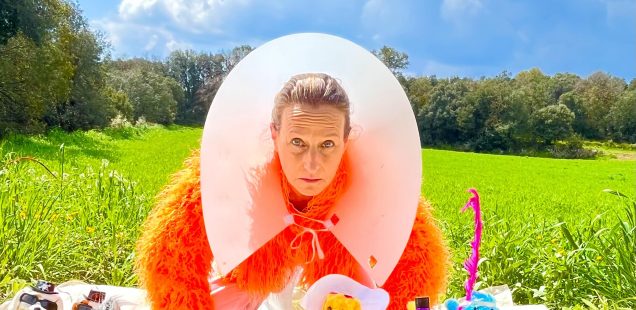 Emma Bassas presenta “Gossis”, una proposta escènica que combina humor, performance i una mirada singular sobre el món caní