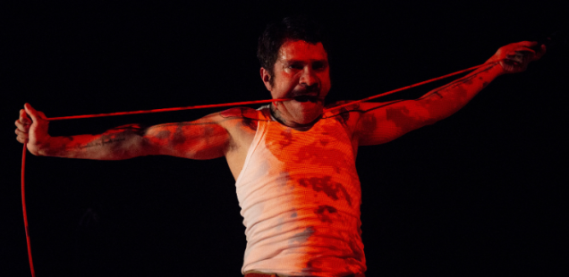 “EDMUNDO” reconstrueix la memòria sexo-política del VIH/Sida a Xile des de la performance i l’arxiu viu