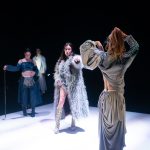 Las Nenas porten “Torcidxs” a l’Antic Teatre, una sàtira escènica sobre la identitat, la performativitat i les contradiccions de la contemporaneïtat