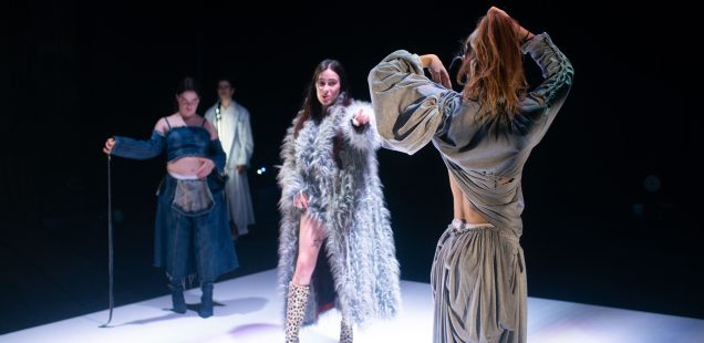 Las Nenas porten “Torcidxs” a l’Antic Teatre, una sàtira escènica sobre la identitat, la performativitat i les contradiccions de la contemporaneïtat