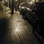 y prefería huir y ser herido antes que quedarse como una roca salvaje violenta, antigua, verosímil